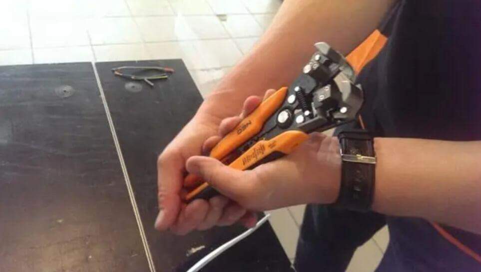 การย้ำปลายสายไฟ