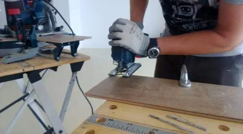 ควรใช้เครื่องมืออะไรในการตัดแผ่นพื้น?