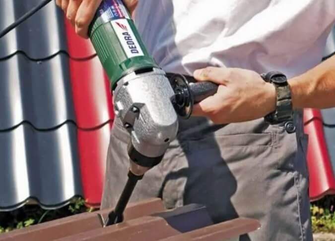 ตัดแผ่นเหล็กลอนด้วยอะไร